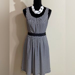 WHITE HOUSE BLACK MARKET SLEEVELESS CHEVRON PRINT DRESS‎ SZ 4